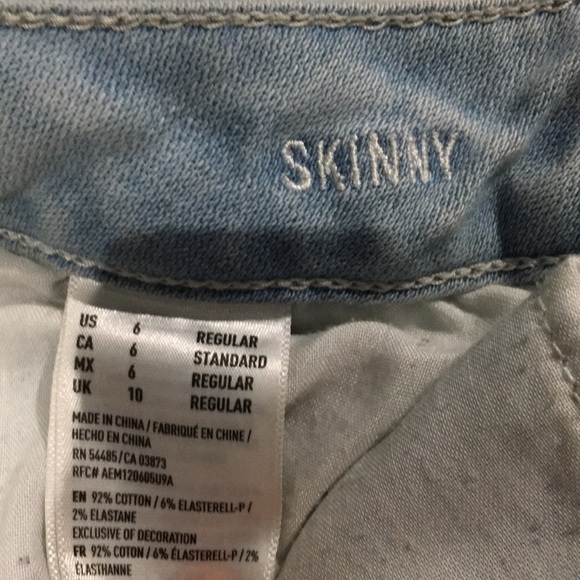 Light washed ripped American Eagle jeans - Picture 3 of 5